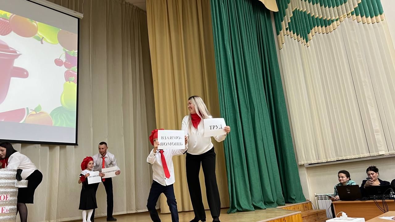 Әти-әниләр тәрбиячеләр белән берлектә  «Тату балалар бакчасы сере»н ачыкладылар (фоторепортаж)