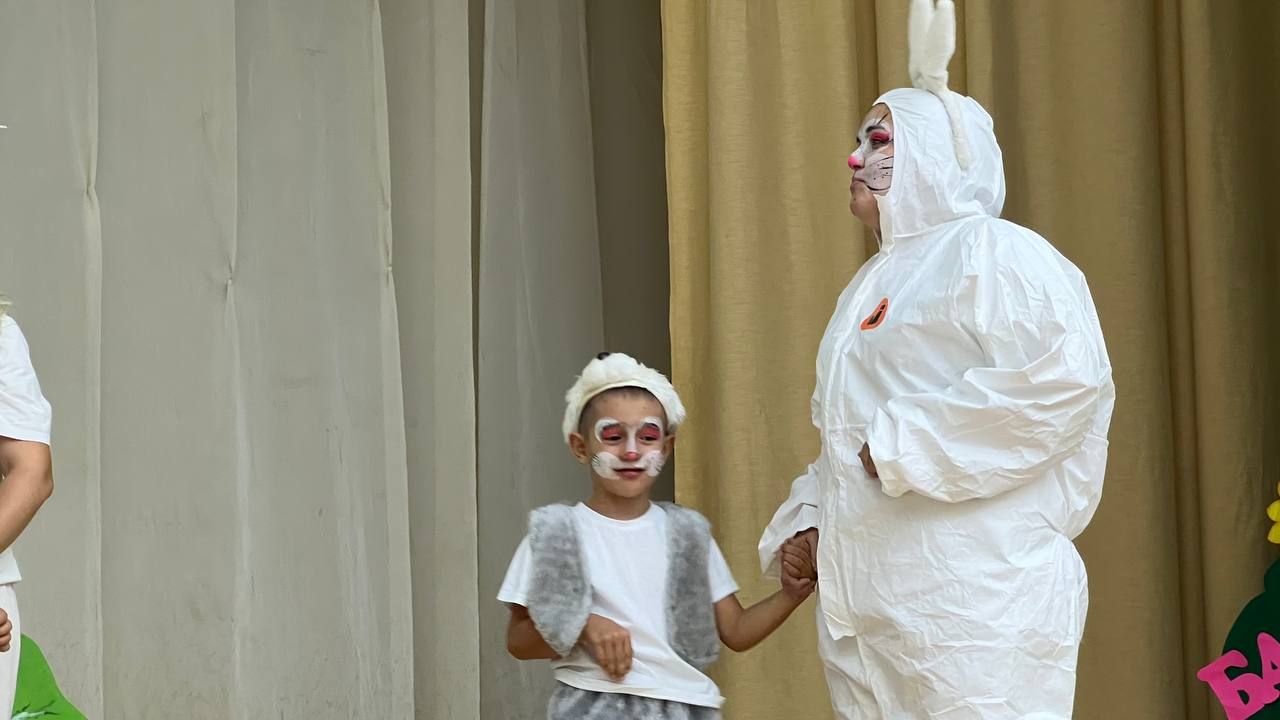 Әти-әниләр тәрбиячеләр белән берлектә  «Тату балалар бакчасы сере»н ачыкладылар (фоторепортаж)