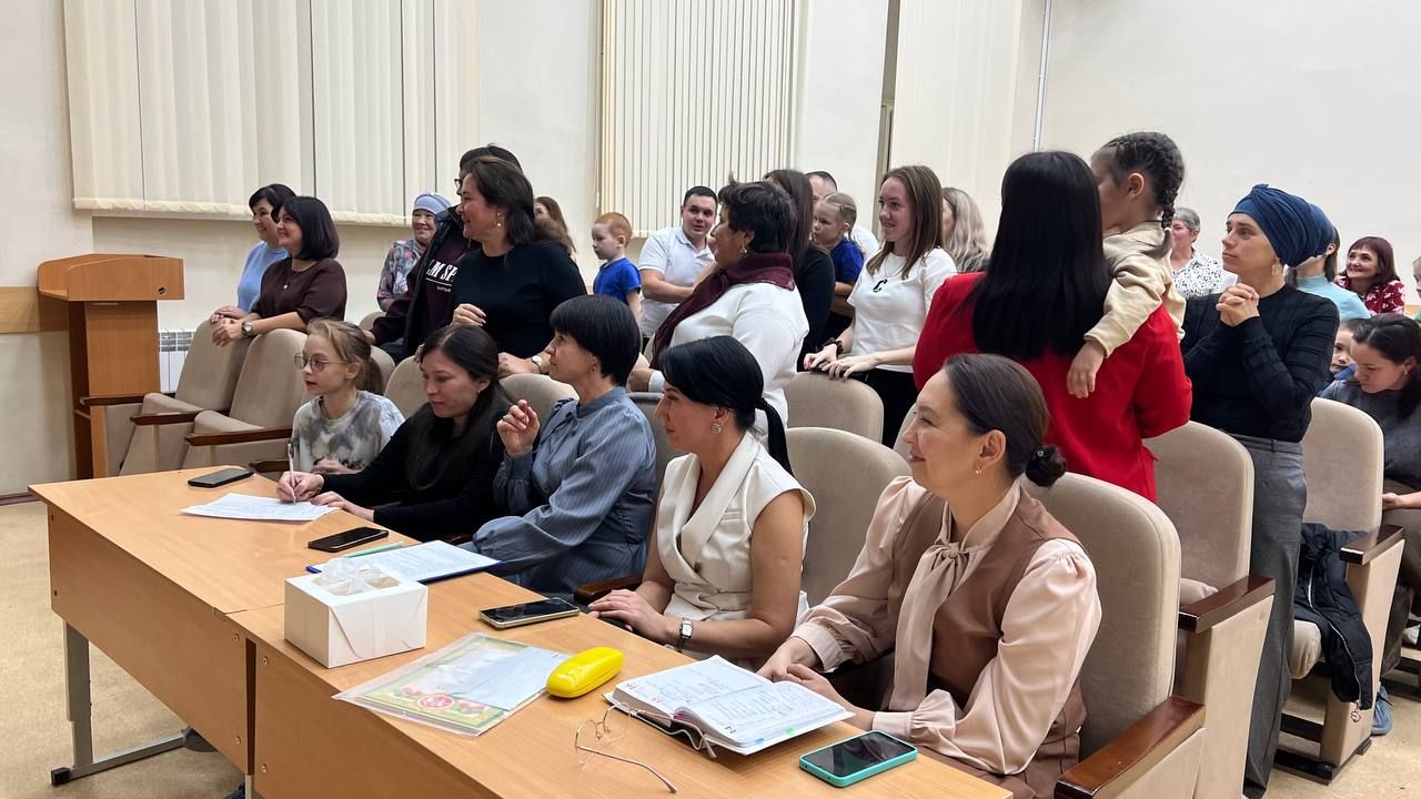 Әти-әниләр тәрбиячеләр белән берлектә  «Тату балалар бакчасы сере»н ачыкладылар (фоторепортаж)