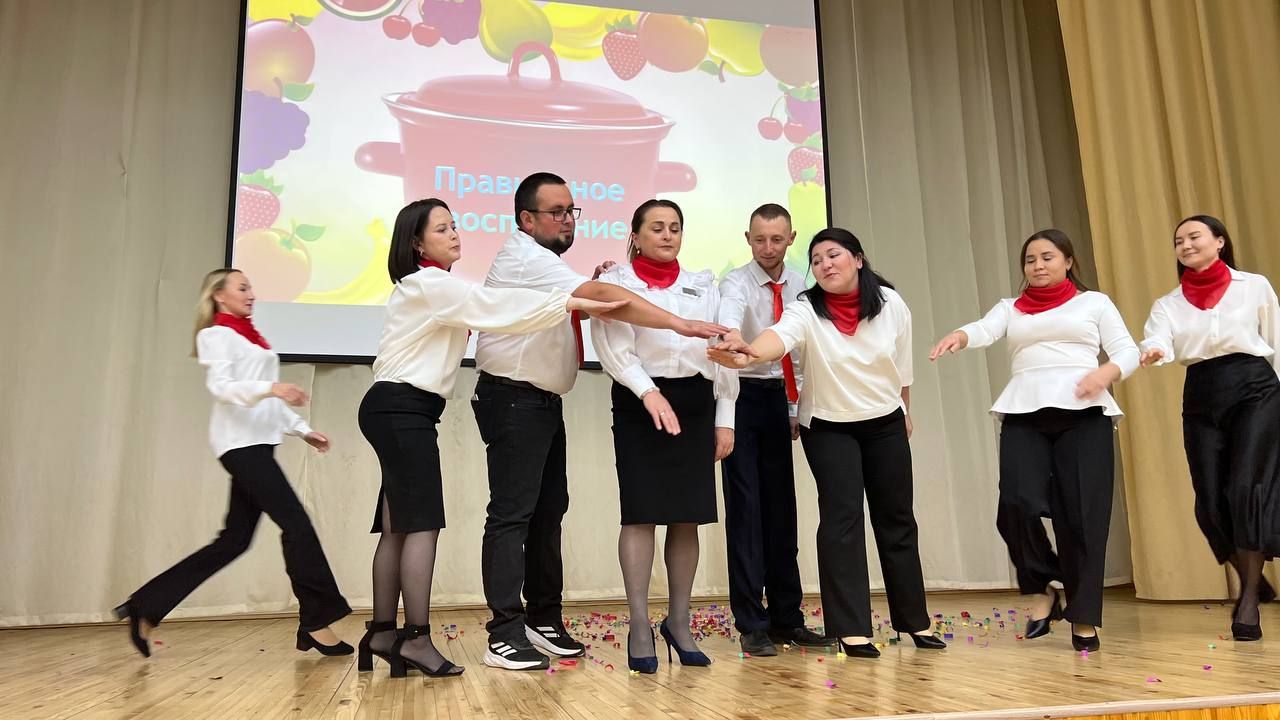 Әти-әниләр тәрбиячеләр белән берлектә  «Тату балалар бакчасы сере»н ачыкладылар (фоторепортаж)