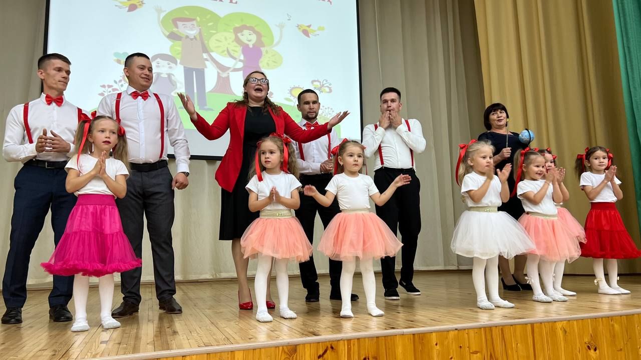 Әти-әниләр тәрбиячеләр белән берлектә  «Тату балалар бакчасы сере»н ачыкладылар (фоторепортаж)