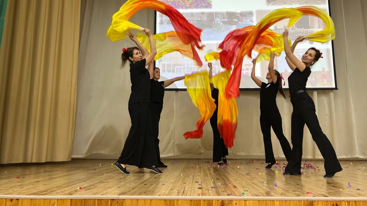 Әти-әниләр тәрбиячеләр белән берлектә  «Тату балалар бакчасы сере»н ачыкладылар (фоторепортаж)