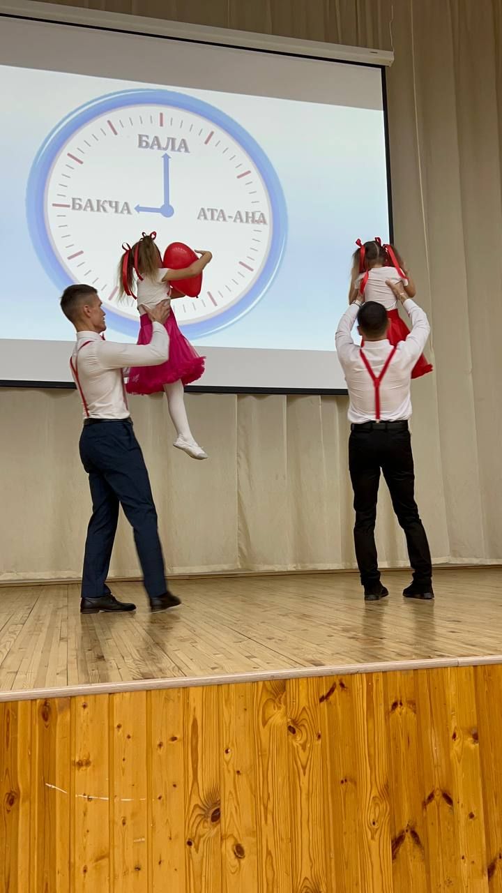 Әти-әниләр тәрбиячеләр белән берлектә  «Тату балалар бакчасы сере»н ачыкладылар (фоторепортаж)