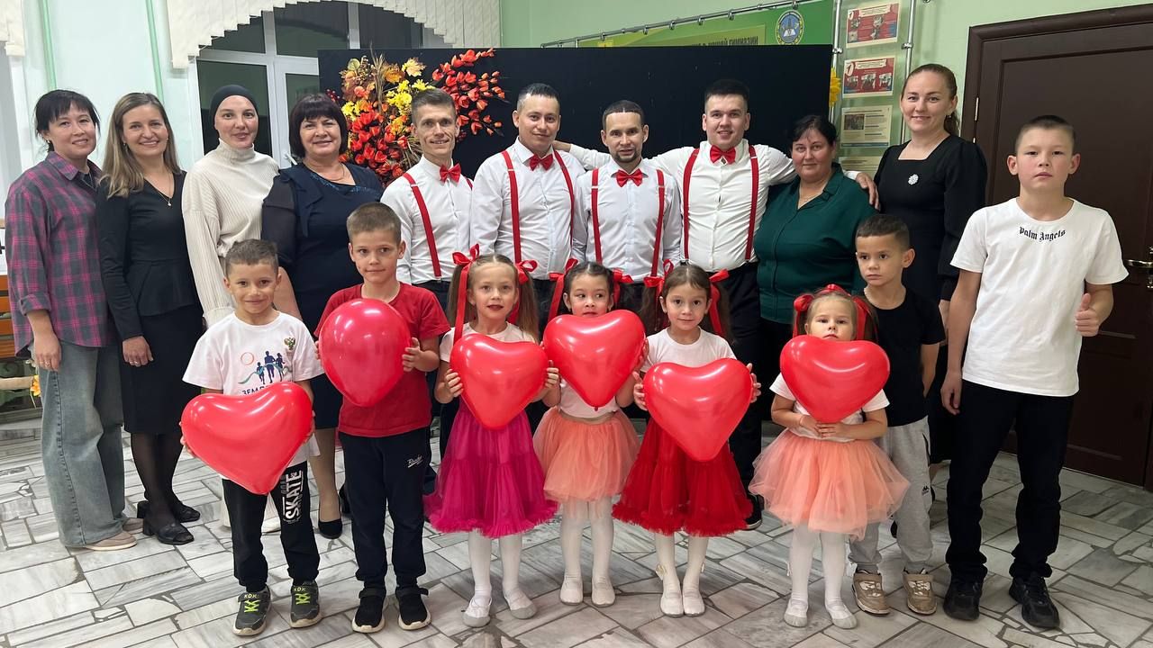 Әти-әниләр тәрбиячеләр белән берлектә  «Тату балалар бакчасы сере»н ачыкладылар (фоторепортаж)