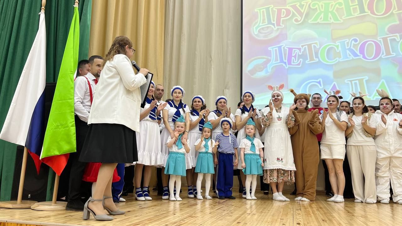 Әти-әниләр тәрбиячеләр белән берлектә  «Тату балалар бакчасы сере»н ачыкладылар (фоторепортаж)