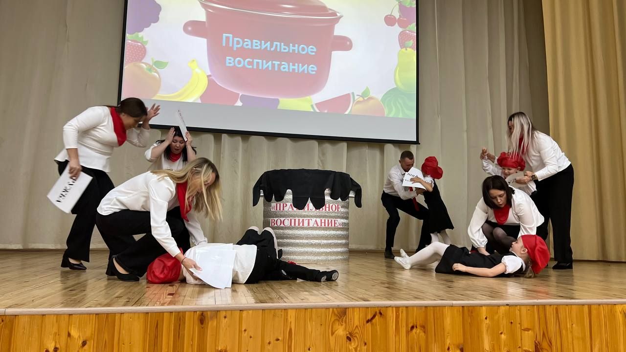 Әти-әниләр тәрбиячеләр белән берлектә  «Тату балалар бакчасы сере»н ачыкладылар (фоторепортаж)