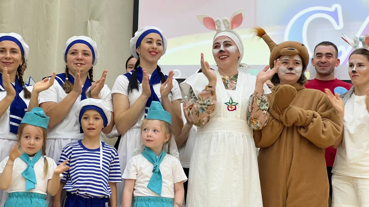 Әти-әниләр тәрбиячеләр белән берлектә  «Тату балалар бакчасы сере»н ачыкладылар (фоторепортаж)