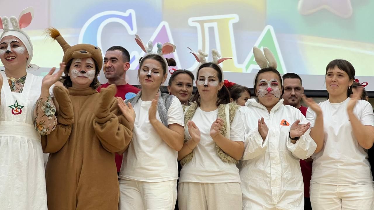 Әти-әниләр тәрбиячеләр белән берлектә  «Тату балалар бакчасы сере»н ачыкладылар (фоторепортаж)