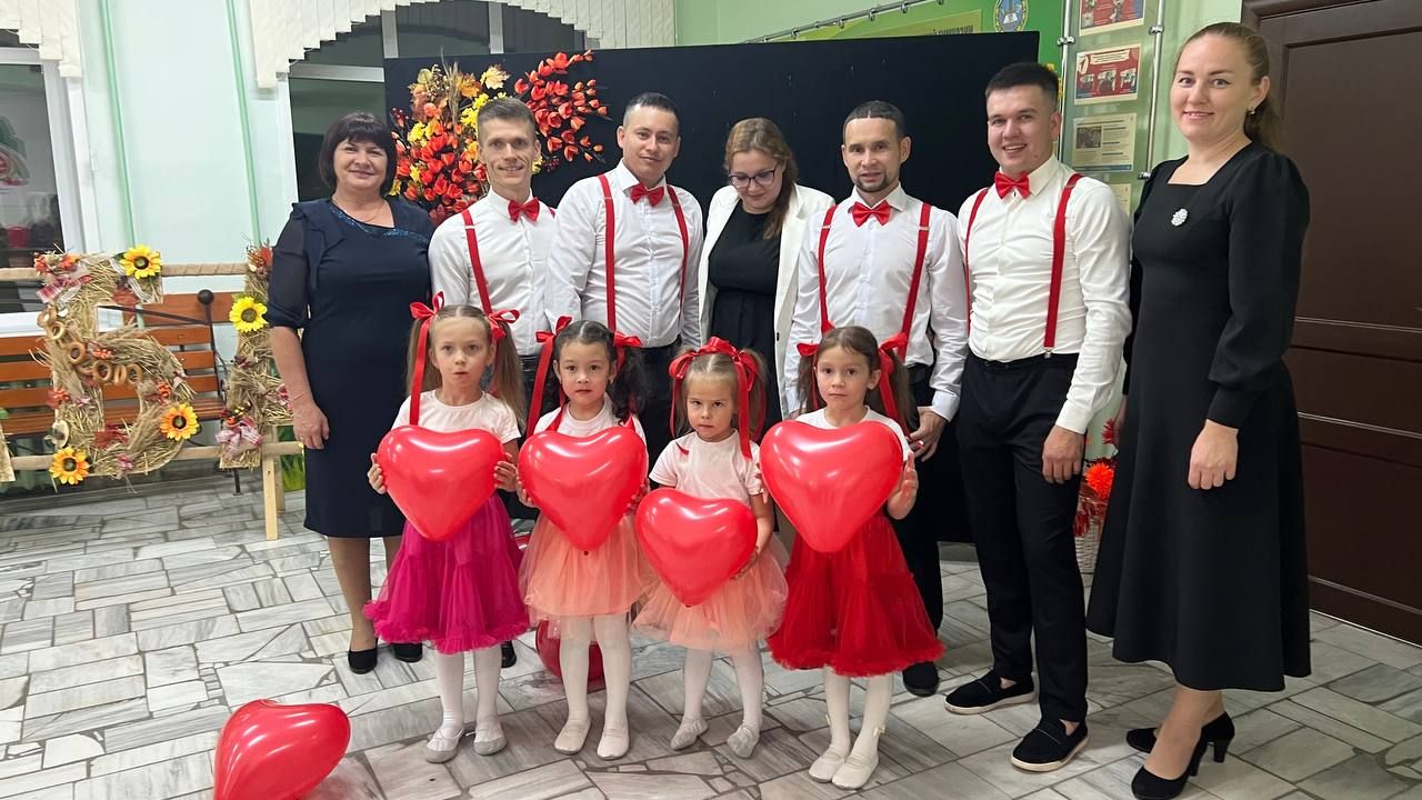 Әти-әниләр тәрбиячеләр белән берлектә  «Тату балалар бакчасы сере»н ачыкладылар (фоторепортаж)