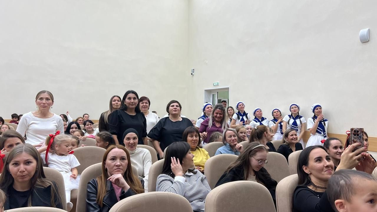 Әти-әниләр тәрбиячеләр белән берлектә  «Тату балалар бакчасы сере»н ачыкладылар (фоторепортаж)
