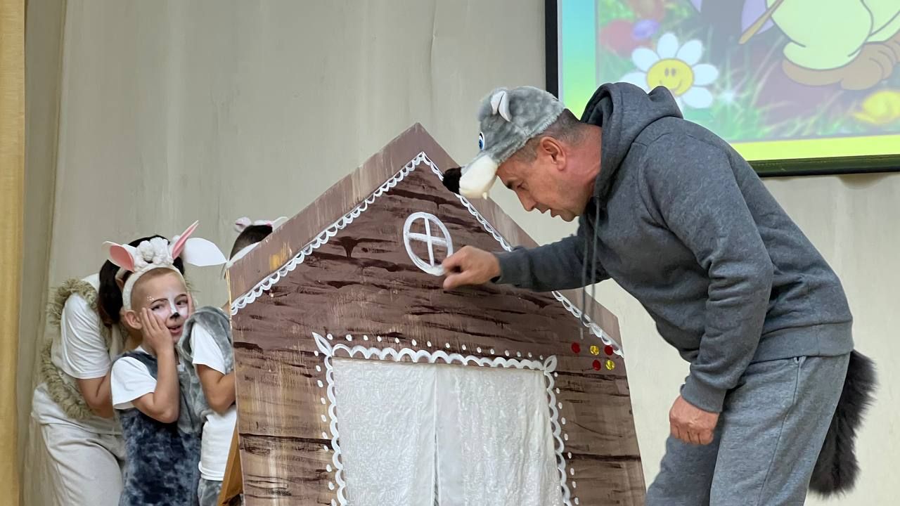Әти-әниләр тәрбиячеләр белән берлектә  «Тату балалар бакчасы сере»н ачыкладылар (фоторепортаж)