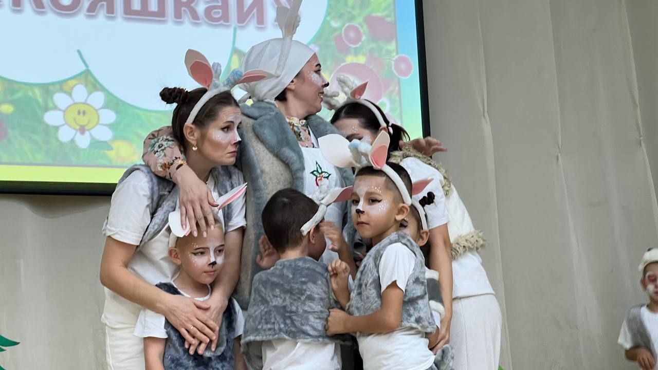 Әти-әниләр тәрбиячеләр белән берлектә  «Тату балалар бакчасы сере»н ачыкладылар (фоторепортаж)