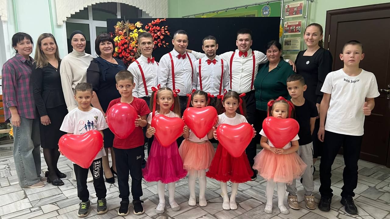 Әти-әниләр тәрбиячеләр белән берлектә  «Тату балалар бакчасы сере»н ачыкладылар (фоторепортаж)