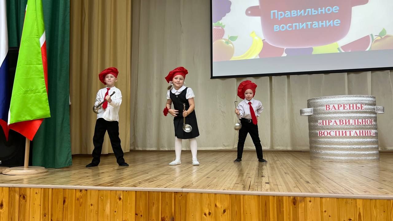Әти-әниләр тәрбиячеләр белән берлектә  «Тату балалар бакчасы сере»н ачыкладылар (фоторепортаж)