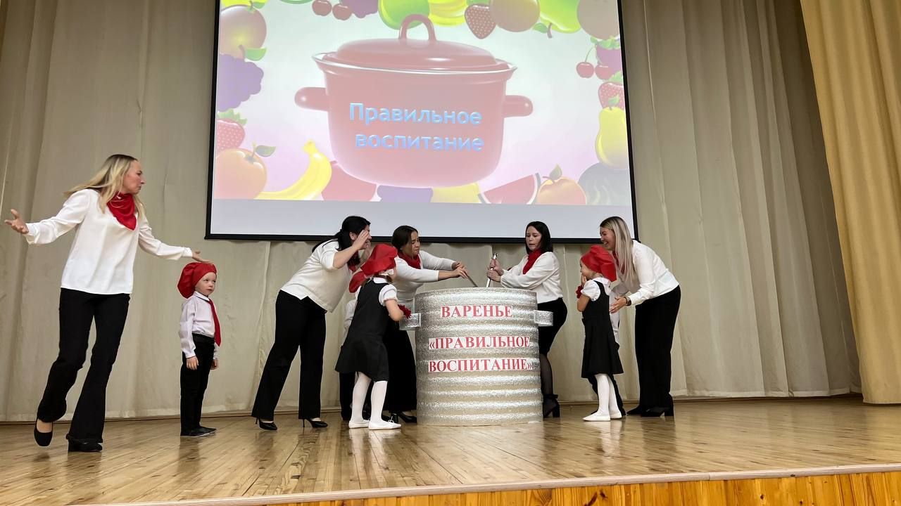 Әти-әниләр тәрбиячеләр белән берлектә  «Тату балалар бакчасы сере»н ачыкладылар (фоторепортаж)