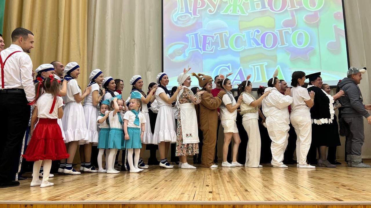 Әти-әниләр тәрбиячеләр белән берлектә  «Тату балалар бакчасы сере»н ачыкладылар (фоторепортаж)