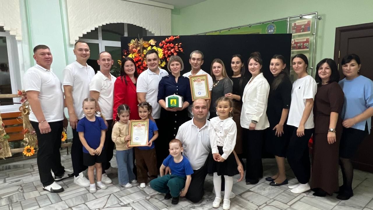 Әти-әниләр тәрбиячеләр белән берлектә  «Тату балалар бакчасы сере»н ачыкладылар (фоторепортаж)