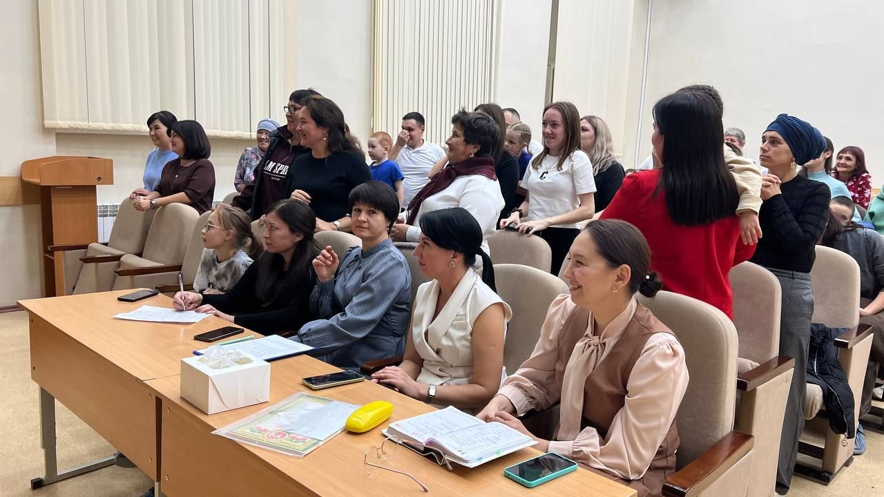 Әти-әниләр тәрбиячеләр белән берлектә  «Тату балалар бакчасы сере»н ачыкладылар (фоторепортаж)