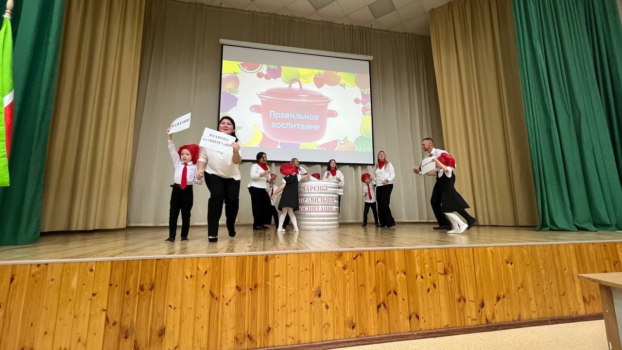 Әти-әниләр тәрбиячеләр белән берлектә  «Тату балалар бакчасы сере»н ачыкладылар (фоторепортаж)