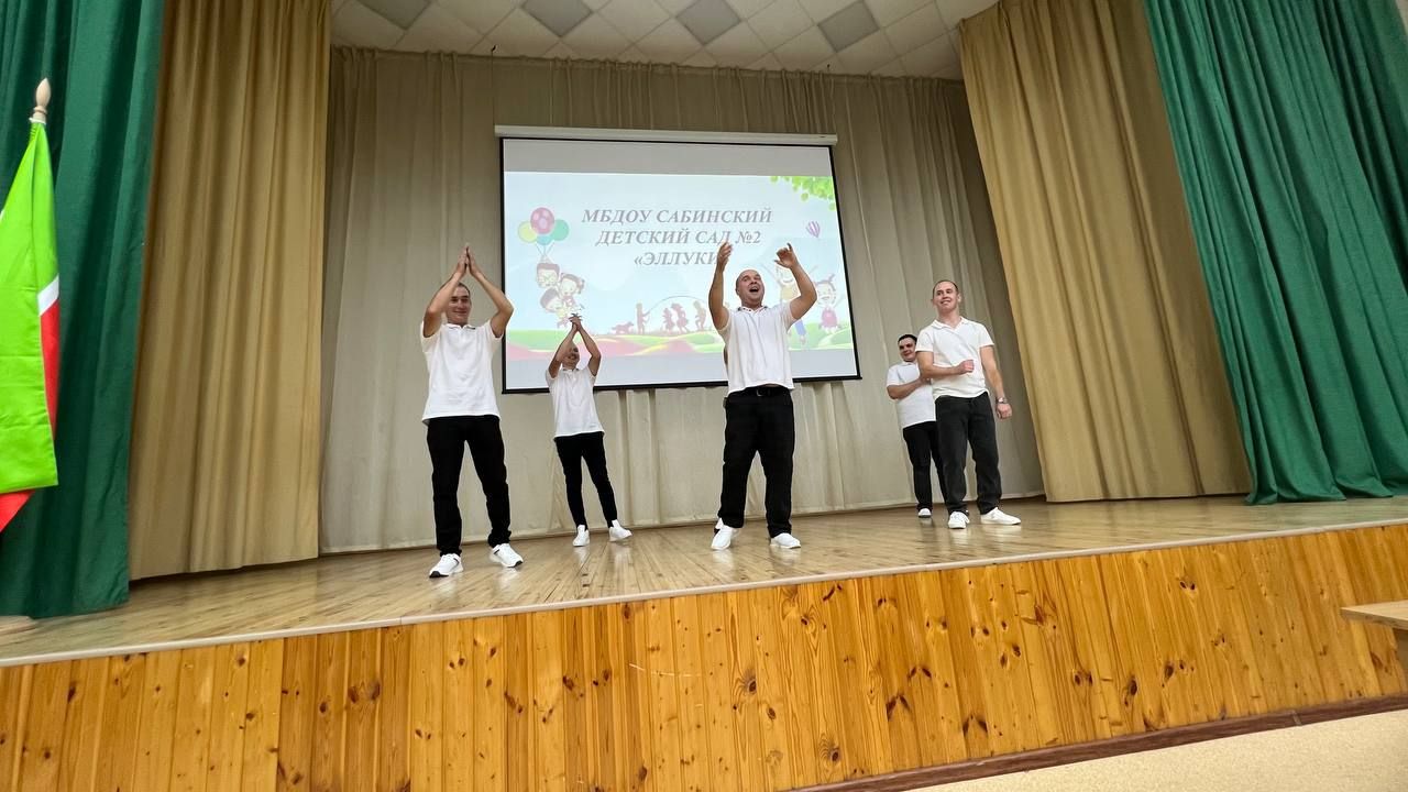 Әти-әниләр тәрбиячеләр белән берлектә  «Тату балалар бакчасы сере»н ачыкладылар (фоторепортаж)
