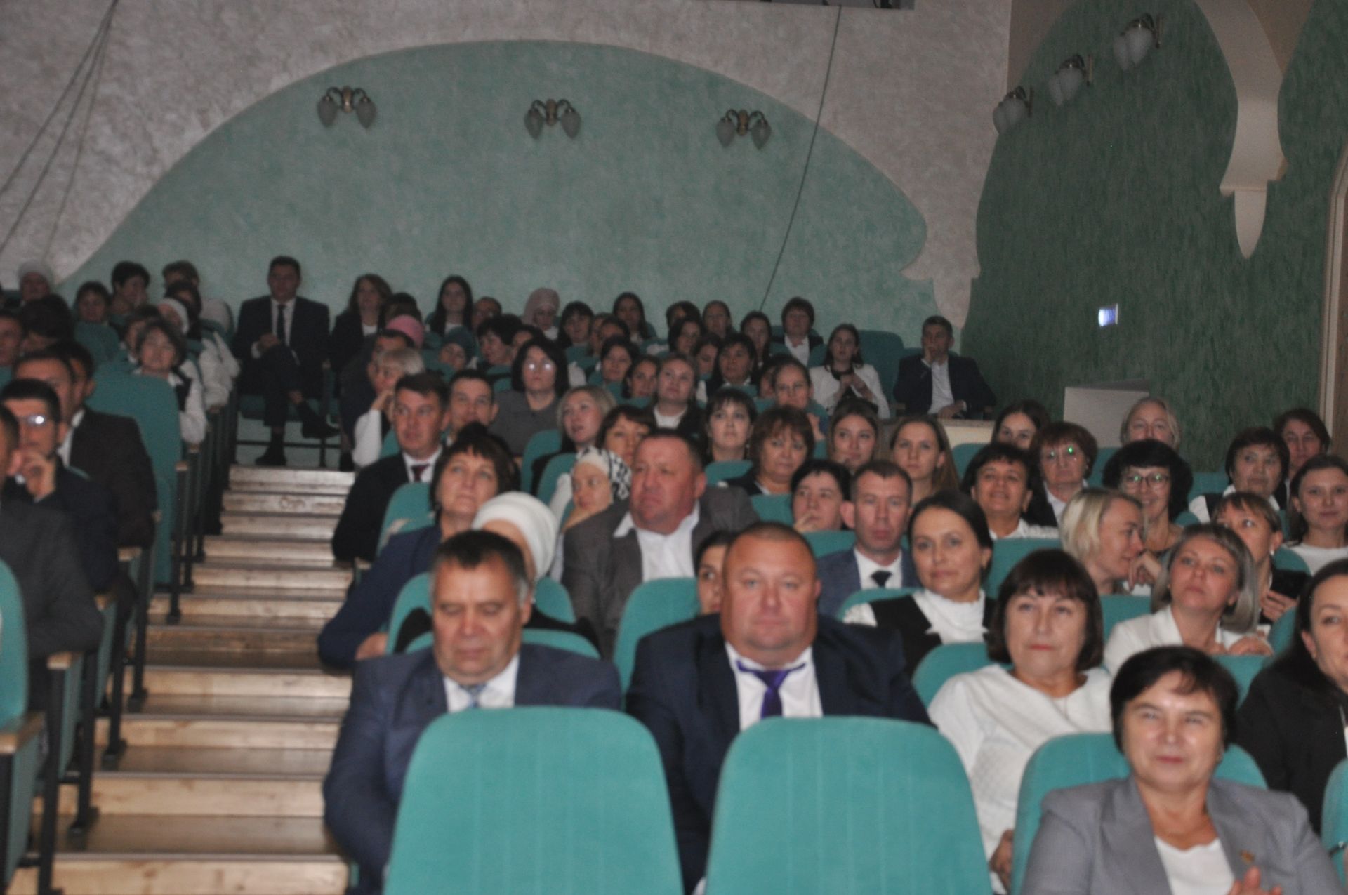 Укытучылар көне уңаеннан үткәрелгән бәйрәм чарасында 70кә якын мәгариф хезмәткәре сәхнә түренә чакырылып хөрмәтләнде
