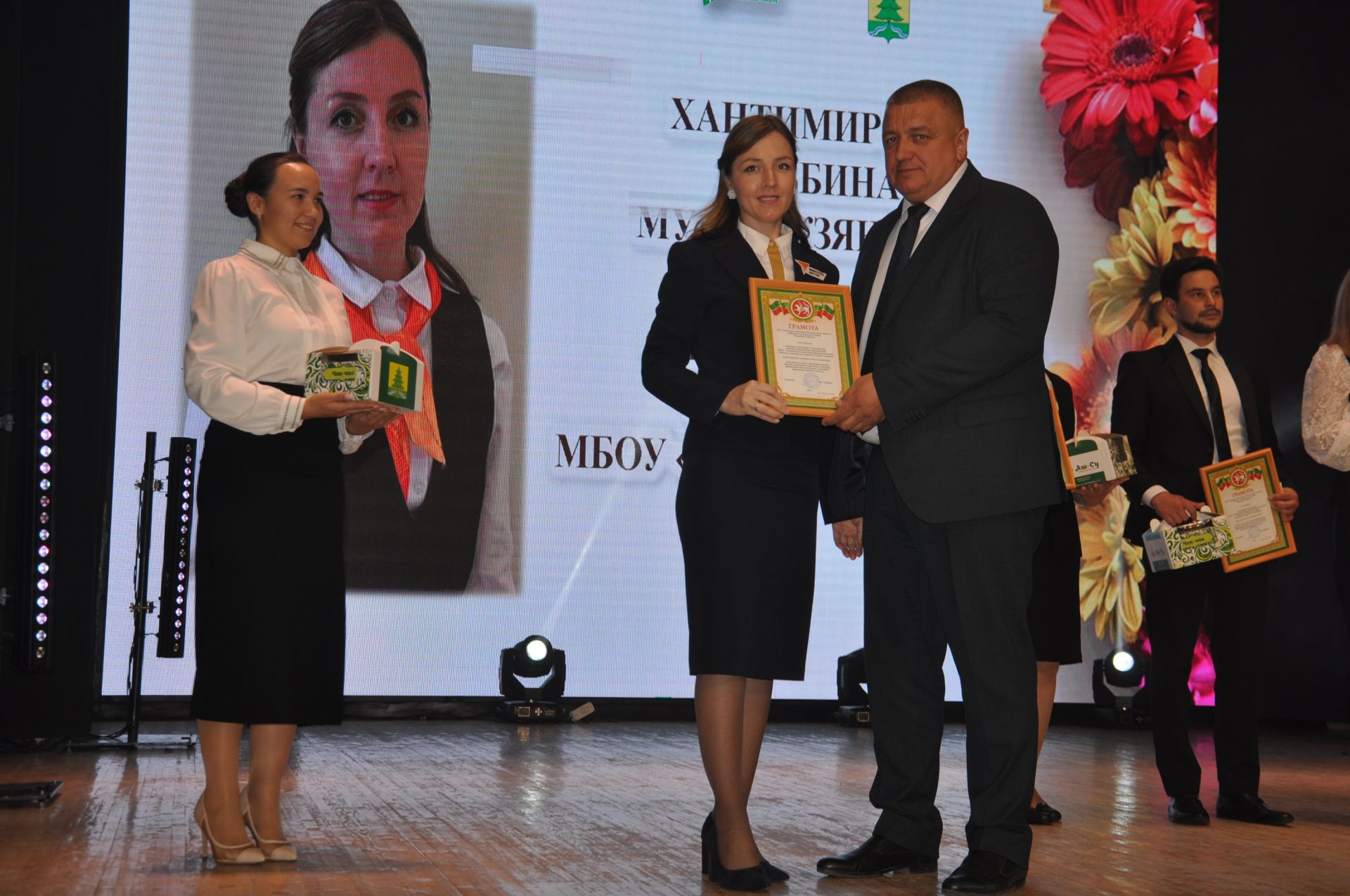 Укытучылар көне уңаеннан үткәрелгән бәйрәм чарасында 70кә якын мәгариф хезмәткәре сәхнә түренә чакырылып хөрмәтләнде