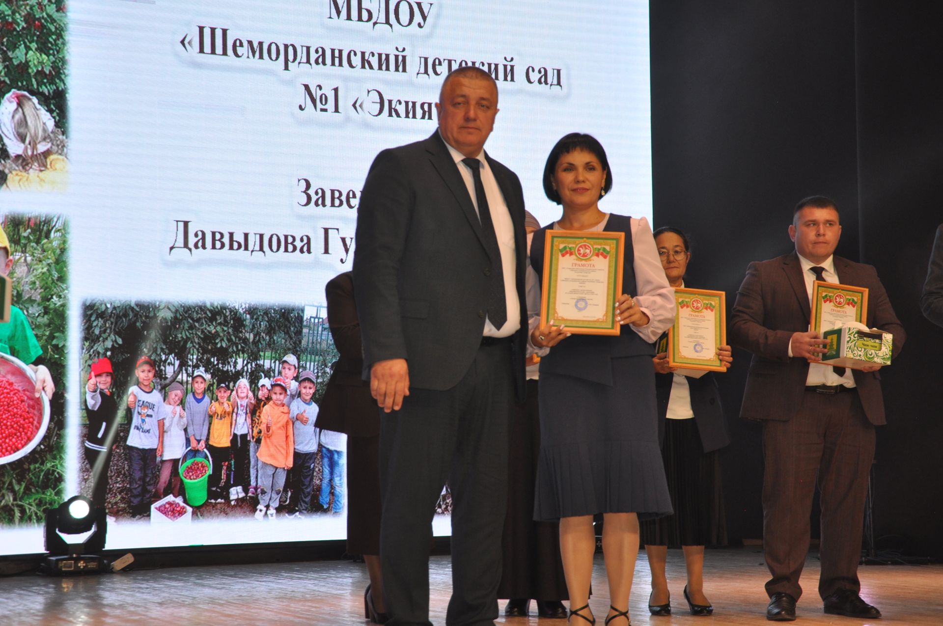 Укытучылар көне уңаеннан үткәрелгән бәйрәм чарасында 70кә якын мәгариф хезмәткәре сәхнә түренә чакырылып хөрмәтләнде