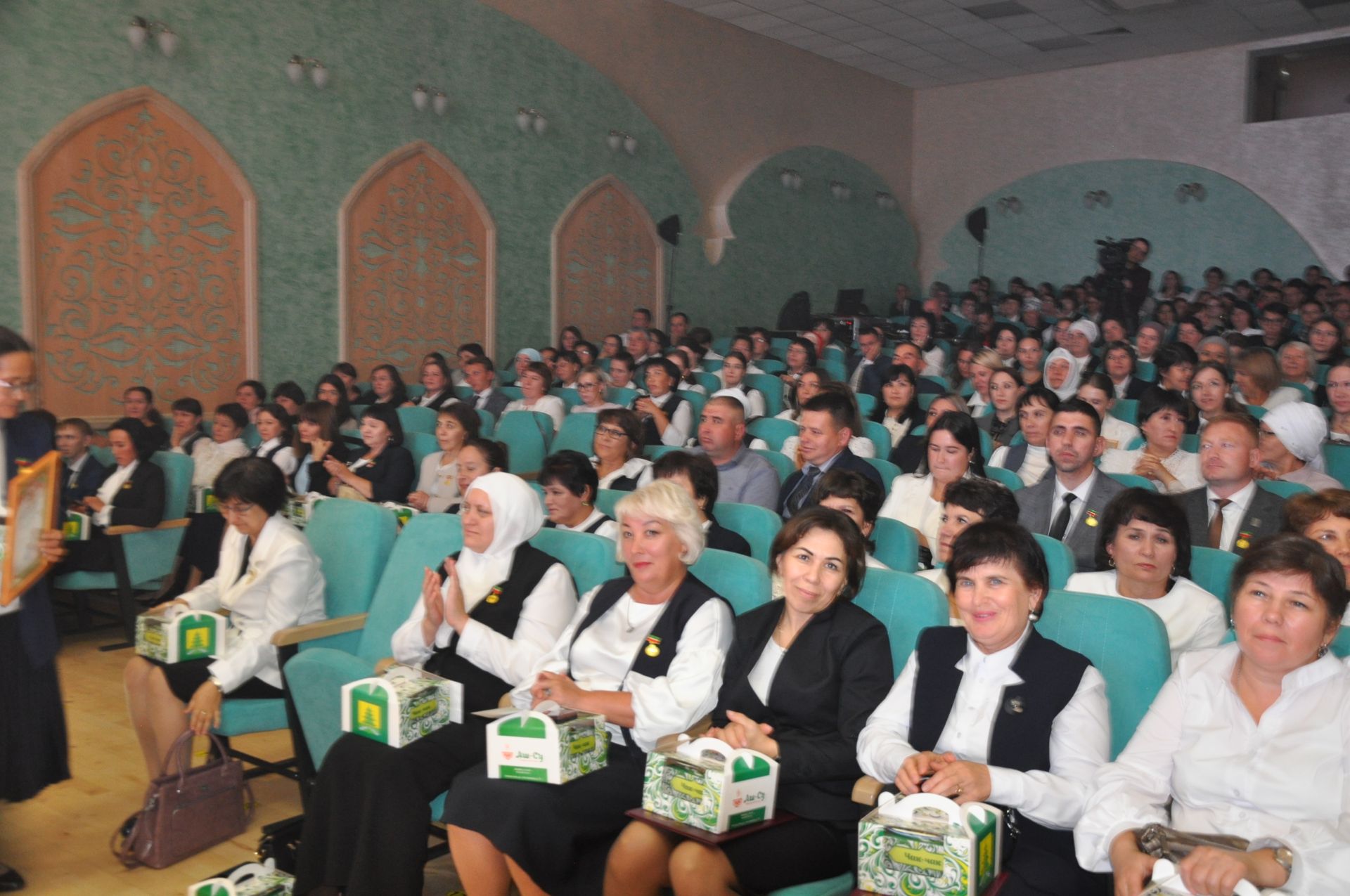 Укытучылар көне уңаеннан үткәрелгән бәйрәм чарасында 70кә якын мәгариф хезмәткәре сәхнә түренә чакырылып хөрмәтләнде