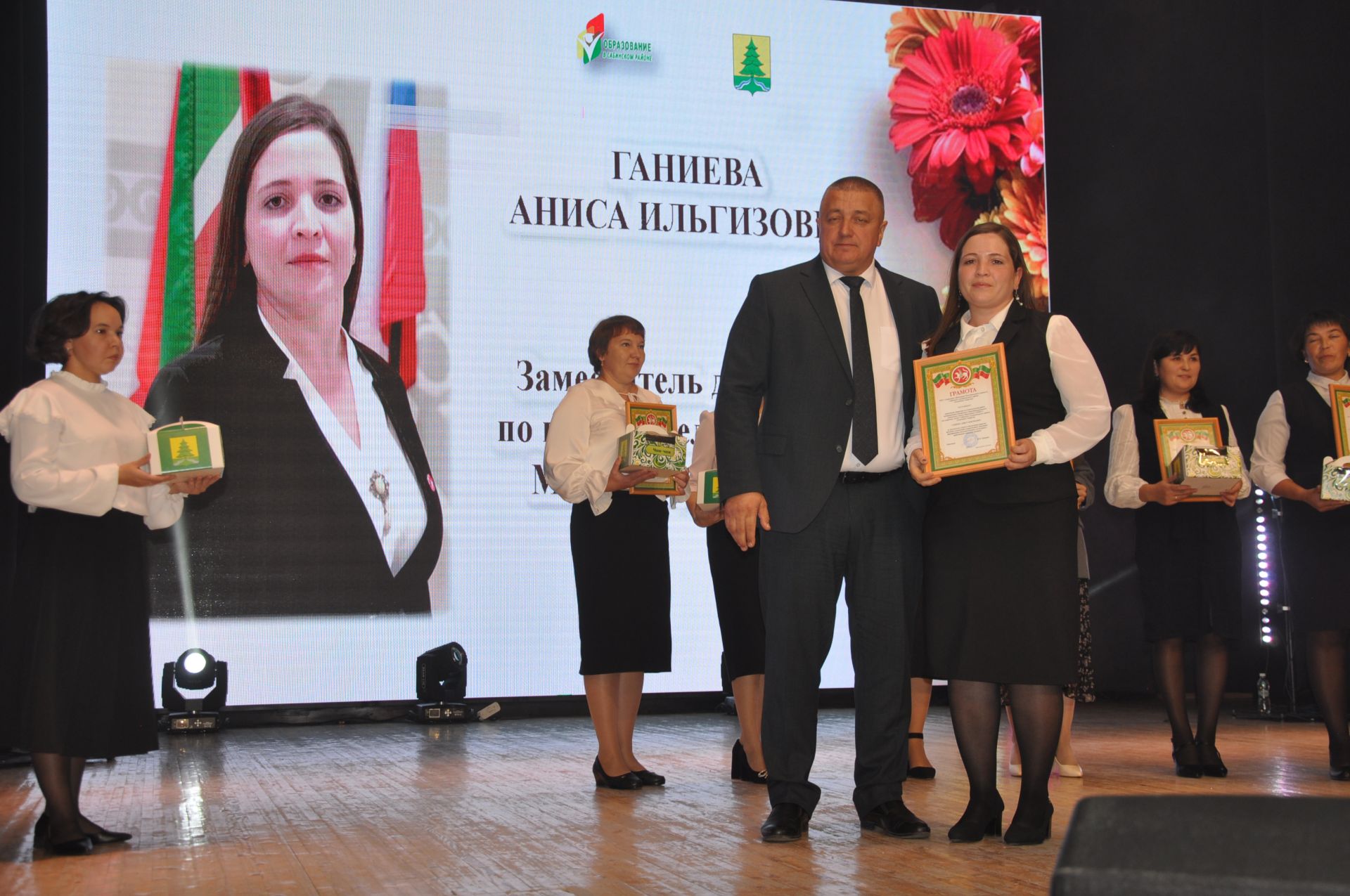 Укытучылар көне уңаеннан үткәрелгән бәйрәм чарасында 70кә якын мәгариф хезмәткәре сәхнә түренә чакырылып хөрмәтләнде