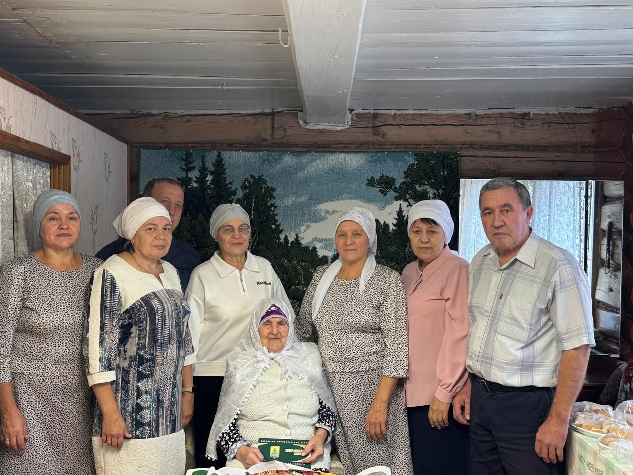 Өтернәс авылында яшәүче  Хәнүза Габделхакованы 90 яшьлек юбилее белән тәбрикләделәр