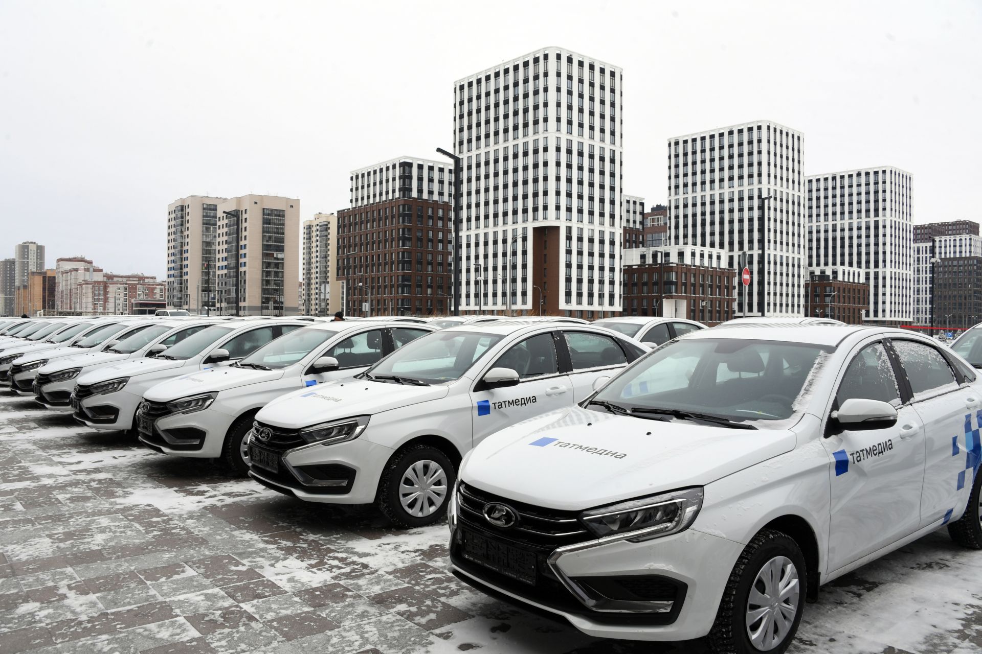 Рөстәм Миңнеханов республика массакүләм мәгълүмат чараларына 49 автомобиль ачкычы тапшырды