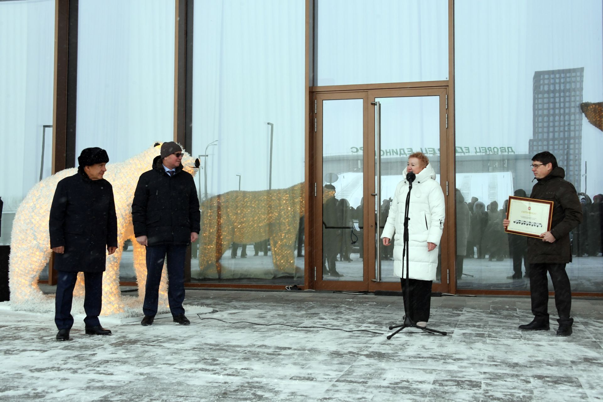 Рөстәм Миңнеханов республика массакүләм мәгълүмат чараларына 49 автомобиль ачкычы тапшырды