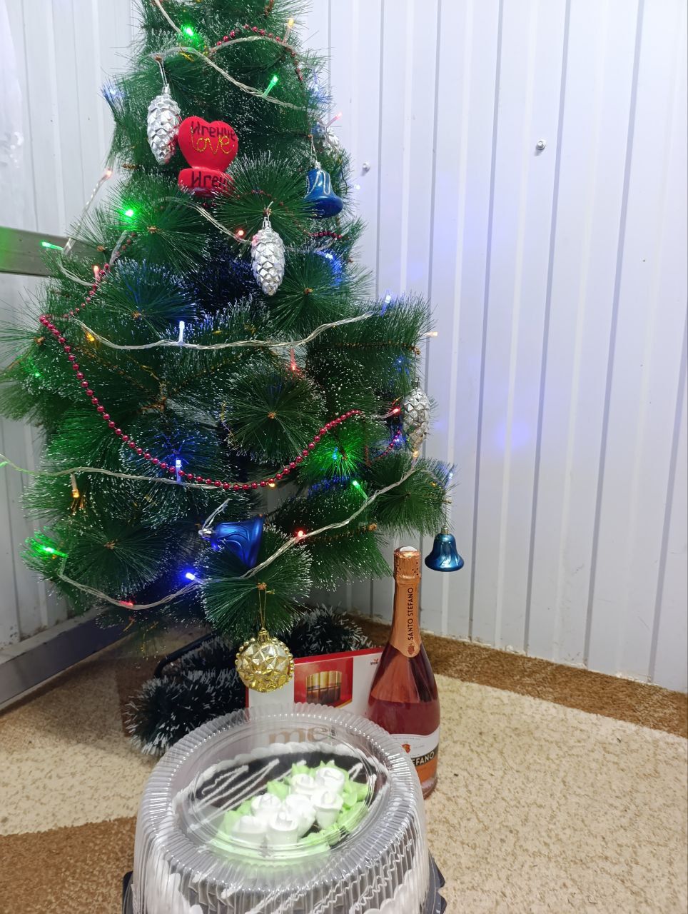 Хуҗалык җитәкчесе хезмәткәрләрен Яңа ел белән котлады