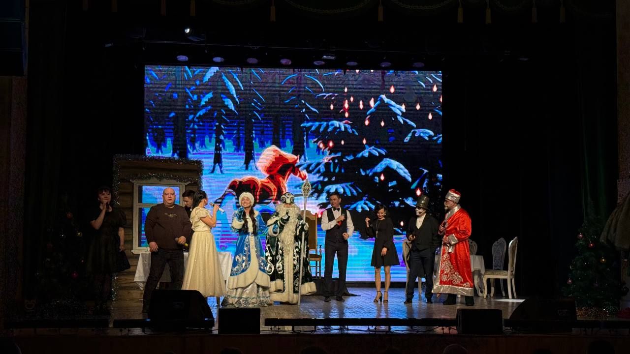 Район мәдәният йортында Саба тамашачысы өчен «Әлмәндәргә ияреп, ягъни, «Әлмәндәр хикмәтләре» дигән Яңа ел тамашасы күрсәтелде