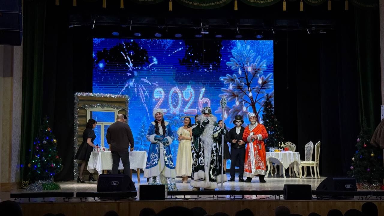 Район мәдәният йортында Саба тамашачысы өчен «Әлмәндәргә ияреп, ягъни, «Әлмәндәр хикмәтләре» дигән Яңа ел тамашасы күрсәтелде