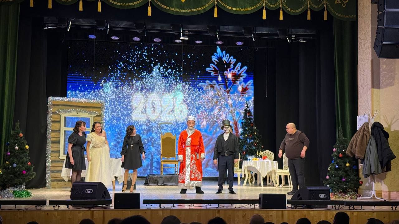 Район мәдәният йортында Саба тамашачысы өчен «Әлмәндәргә ияреп, ягъни, «Әлмәндәр хикмәтләре» дигән Яңа ел тамашасы күрсәтелде