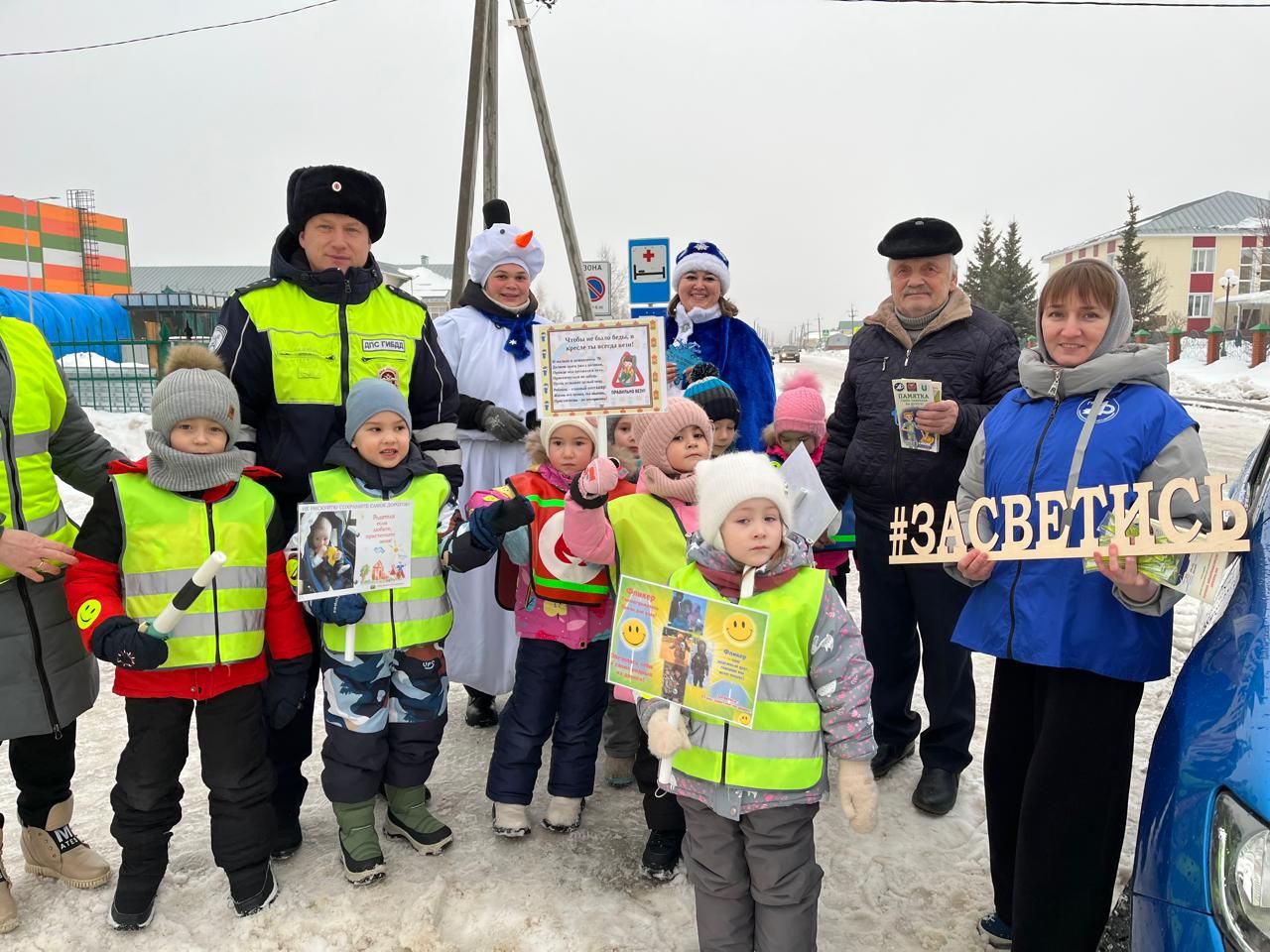 Юлларда  ерактан  балкып, күренеп  торсаң, машина  астында  калмыйсың