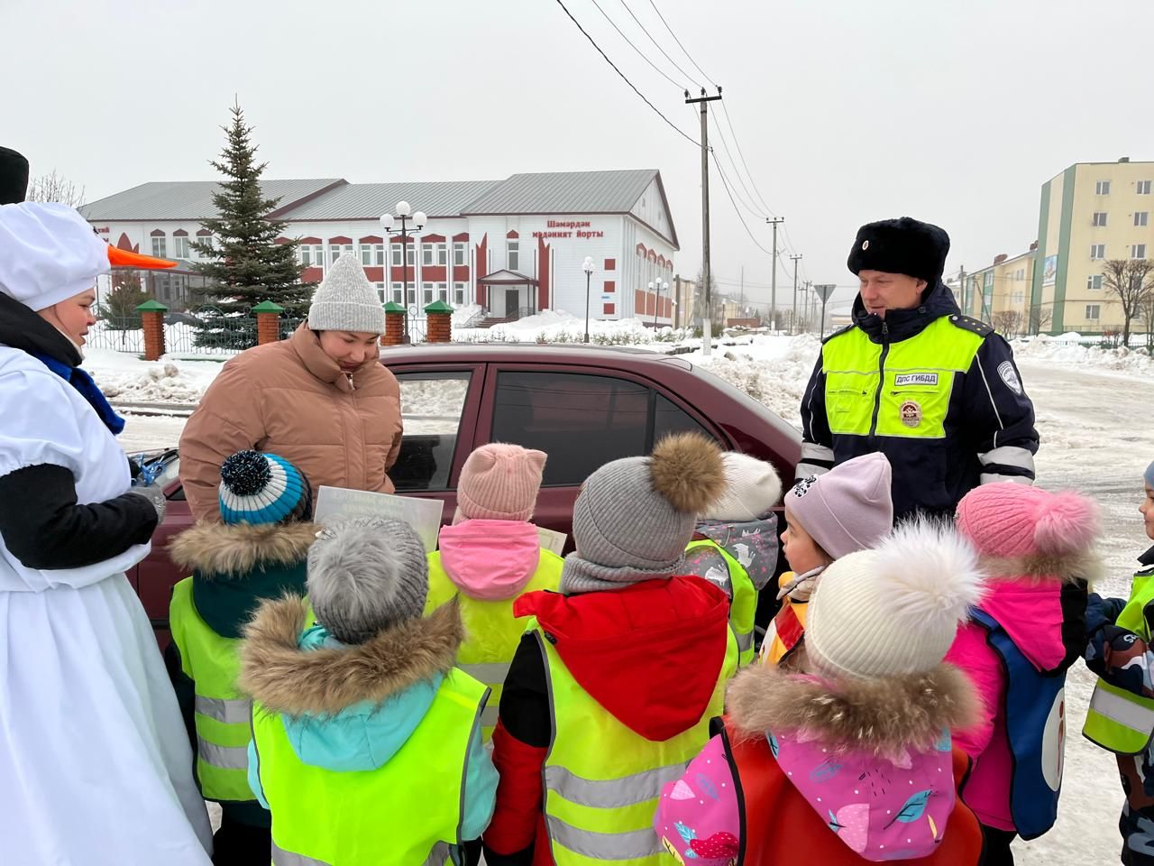 Юлларда  ерактан  балкып, күренеп  торсаң, машина  астында  калмыйсың