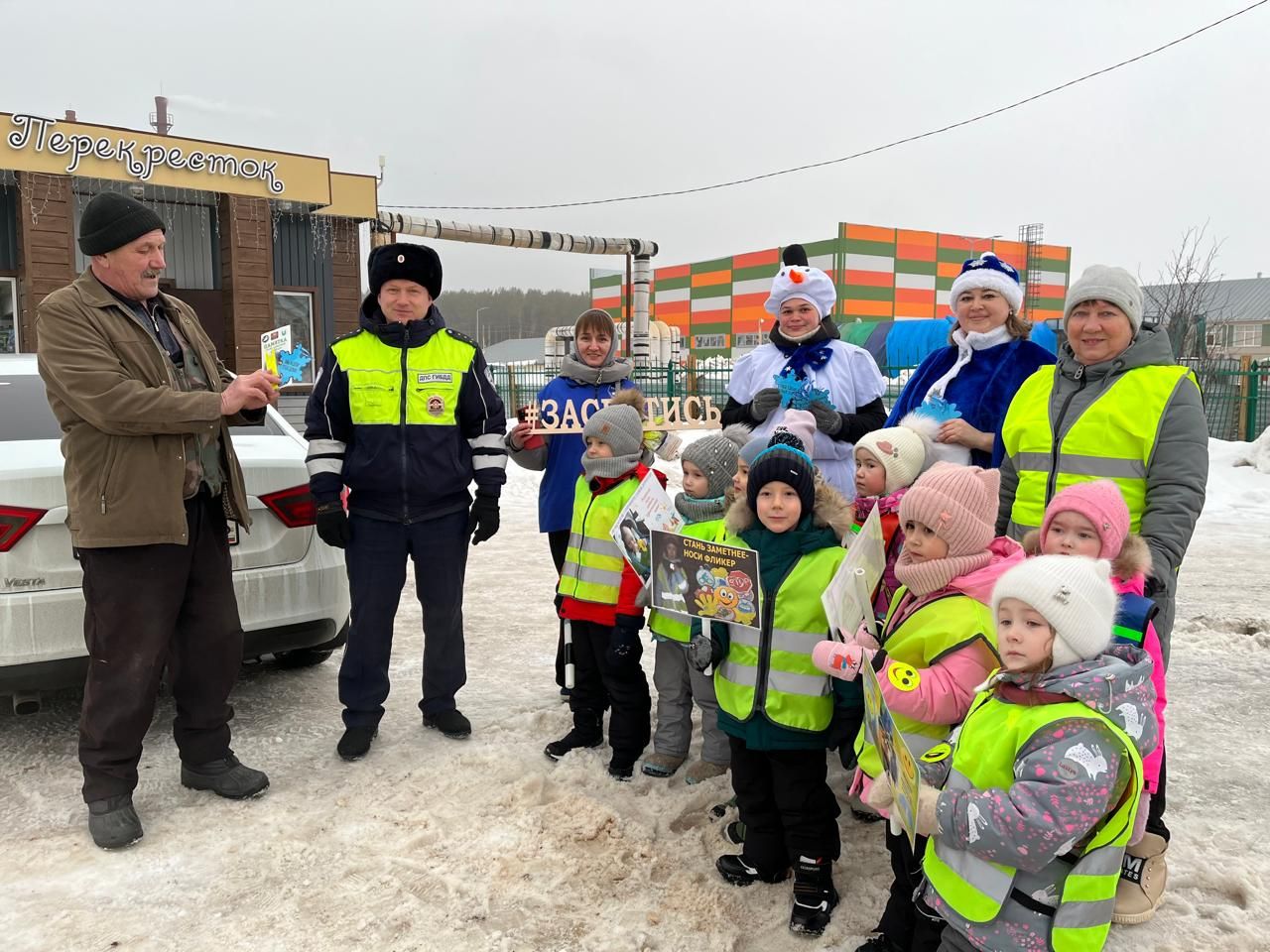 Юлларда  ерактан  балкып, күренеп  торсаң, машина  астында  калмыйсың