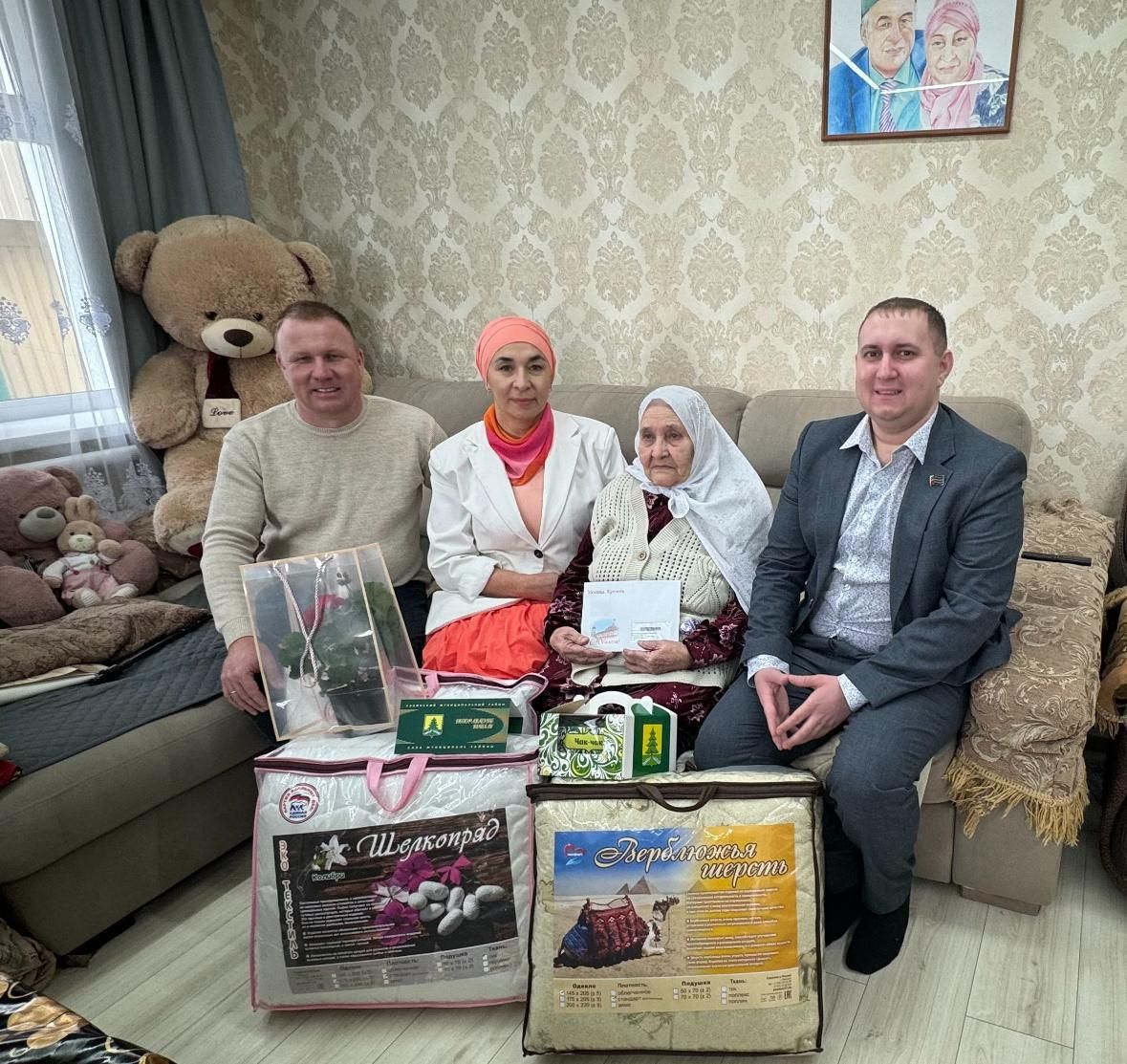 Сатыш авылында яшәүче Хәлимә Миннебаеваны 95 яшьлек юбилее белән котладылар