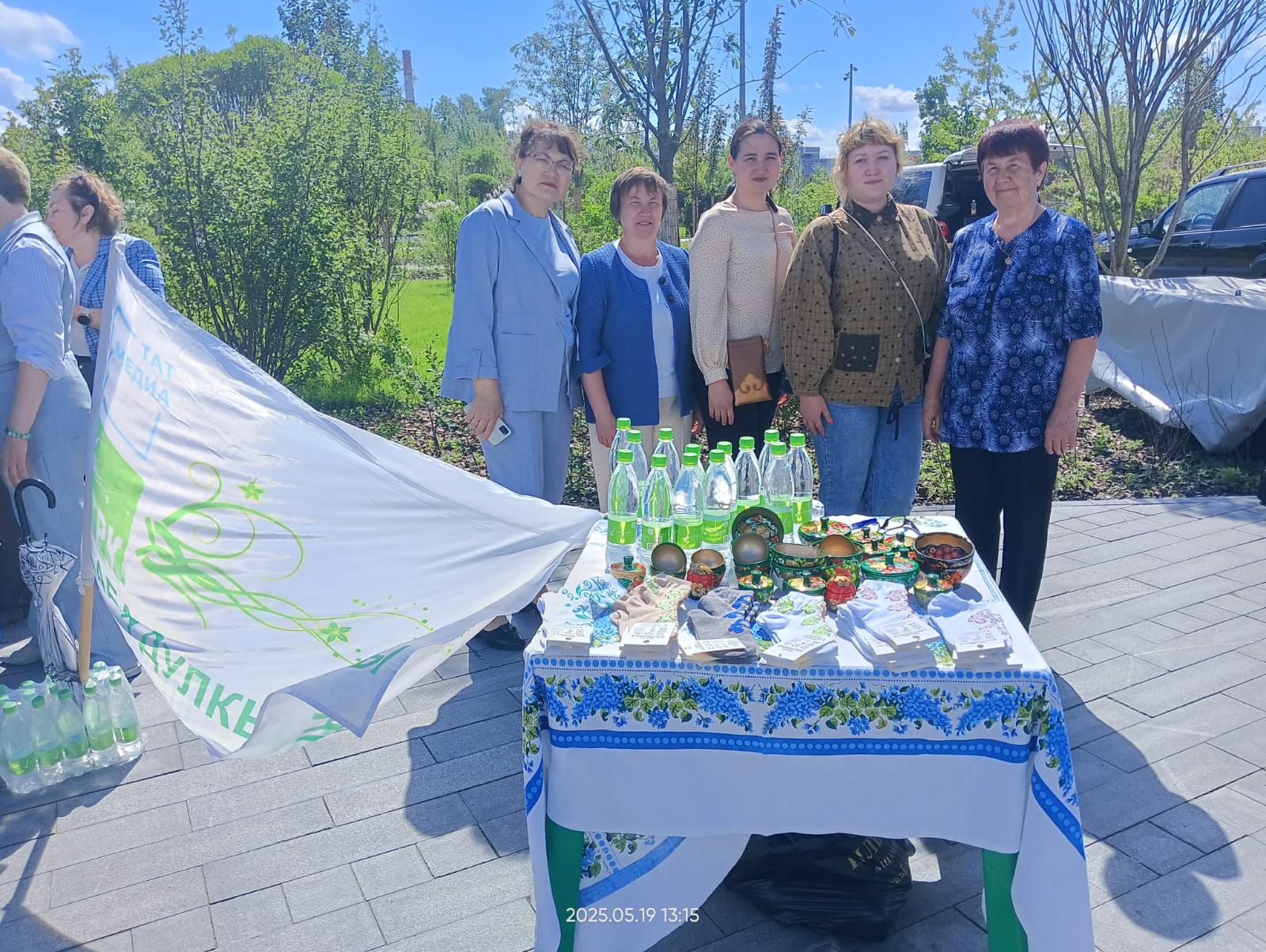 Сабалылар  Казанда узган Матбугат бәйрәмендә  килгән халыкны коймак белән сыйладылар