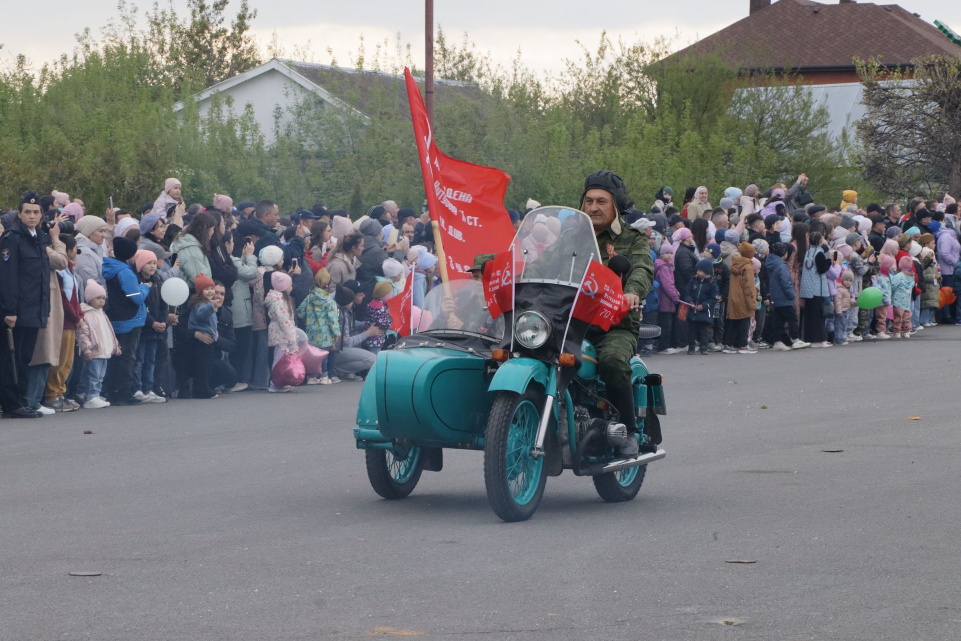 Бүген Сабада Җиңү бәйрәме узды (фоторепортаж)