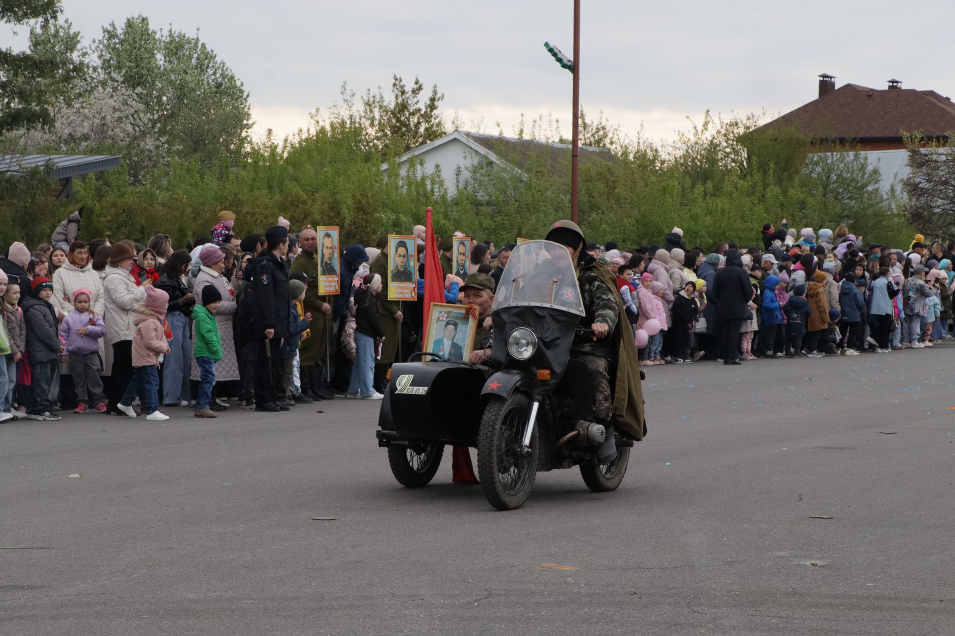 Бүген Сабада Җиңү бәйрәме узды (фоторепортаж)