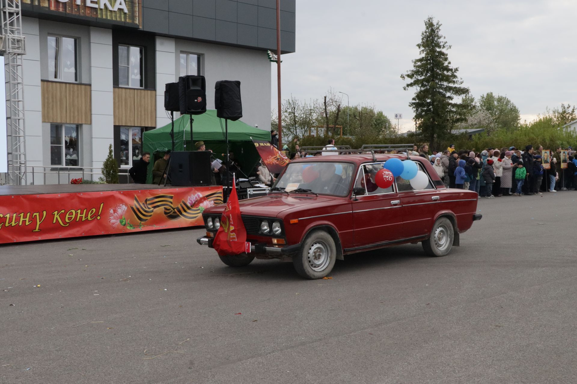 Бүген Сабада Җиңү бәйрәме узды (фоторепортаж)