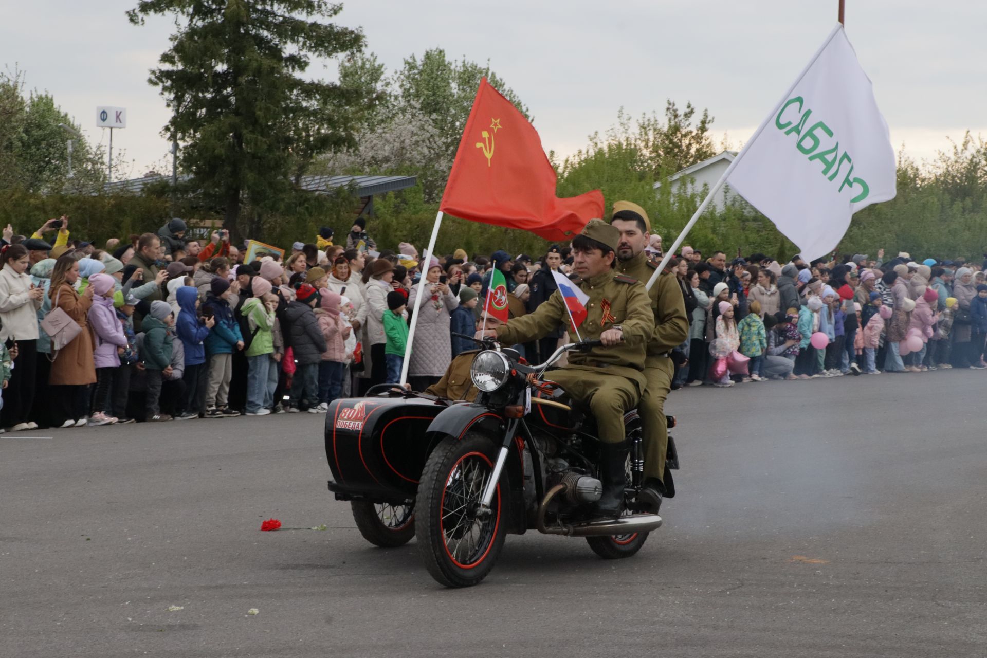 Бүген Сабада Җиңү бәйрәме узды (фоторепортаж)
