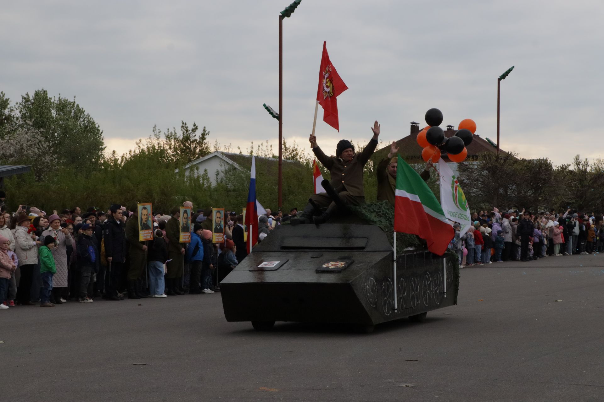 Бүген Сабада Җиңү бәйрәме узды (фоторепортаж)