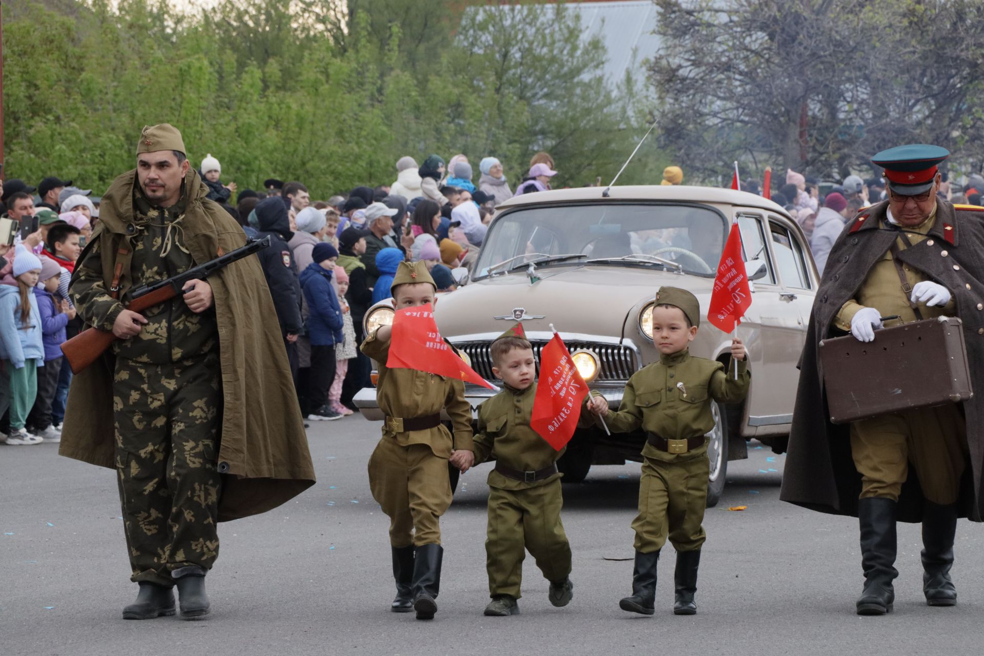 Бүген Сабада Җиңү бәйрәме узды (фоторепортаж)
