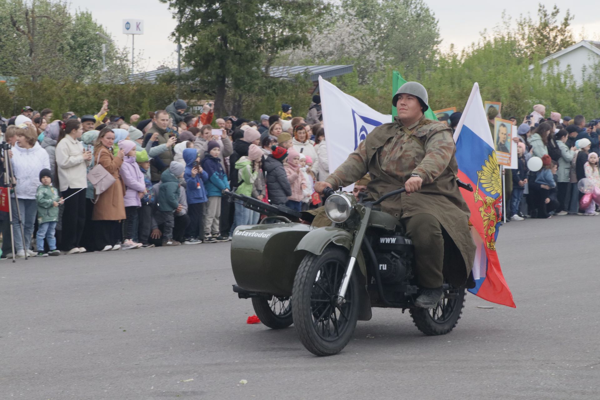 Бүген Сабада Җиңү бәйрәме узды (фоторепортаж)