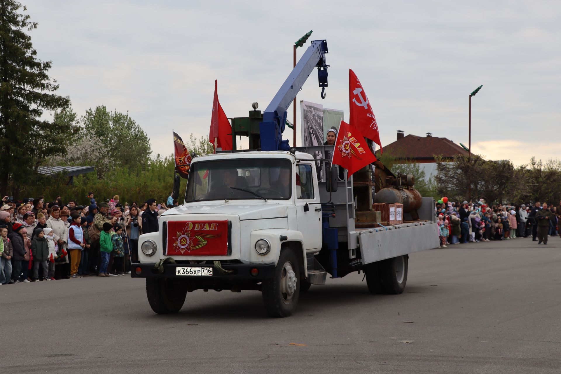 Бүген Сабада Җиңү бәйрәме узды (фоторепортаж)