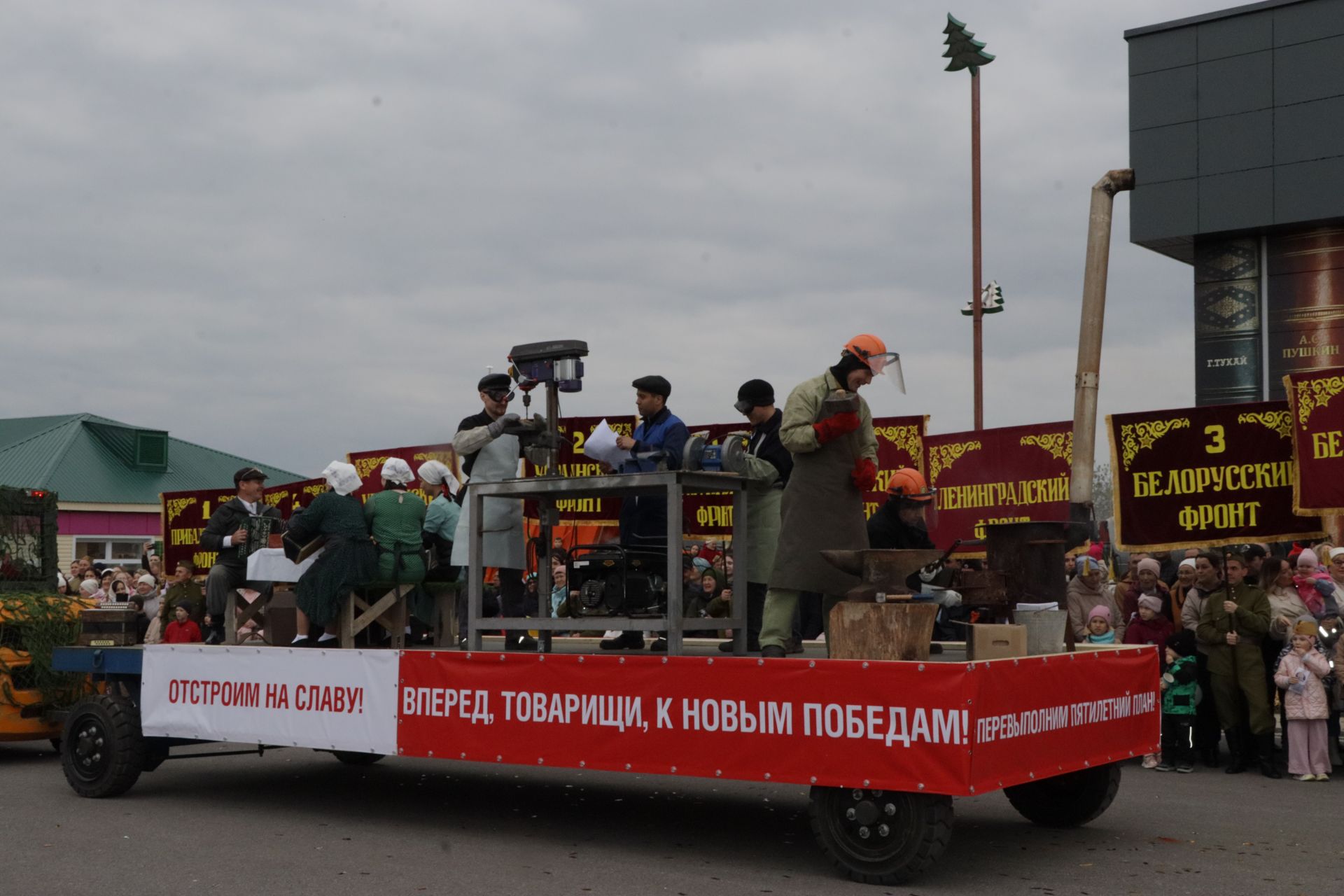 Бүген Сабада Җиңү бәйрәме узды (фоторепортаж)